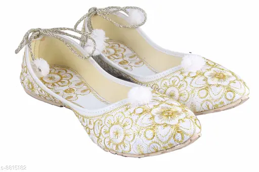 Attractive Women's White Juttis